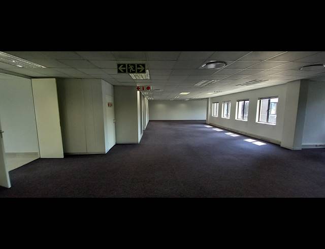 370M² OFFICE TO LET IN LYME PARK